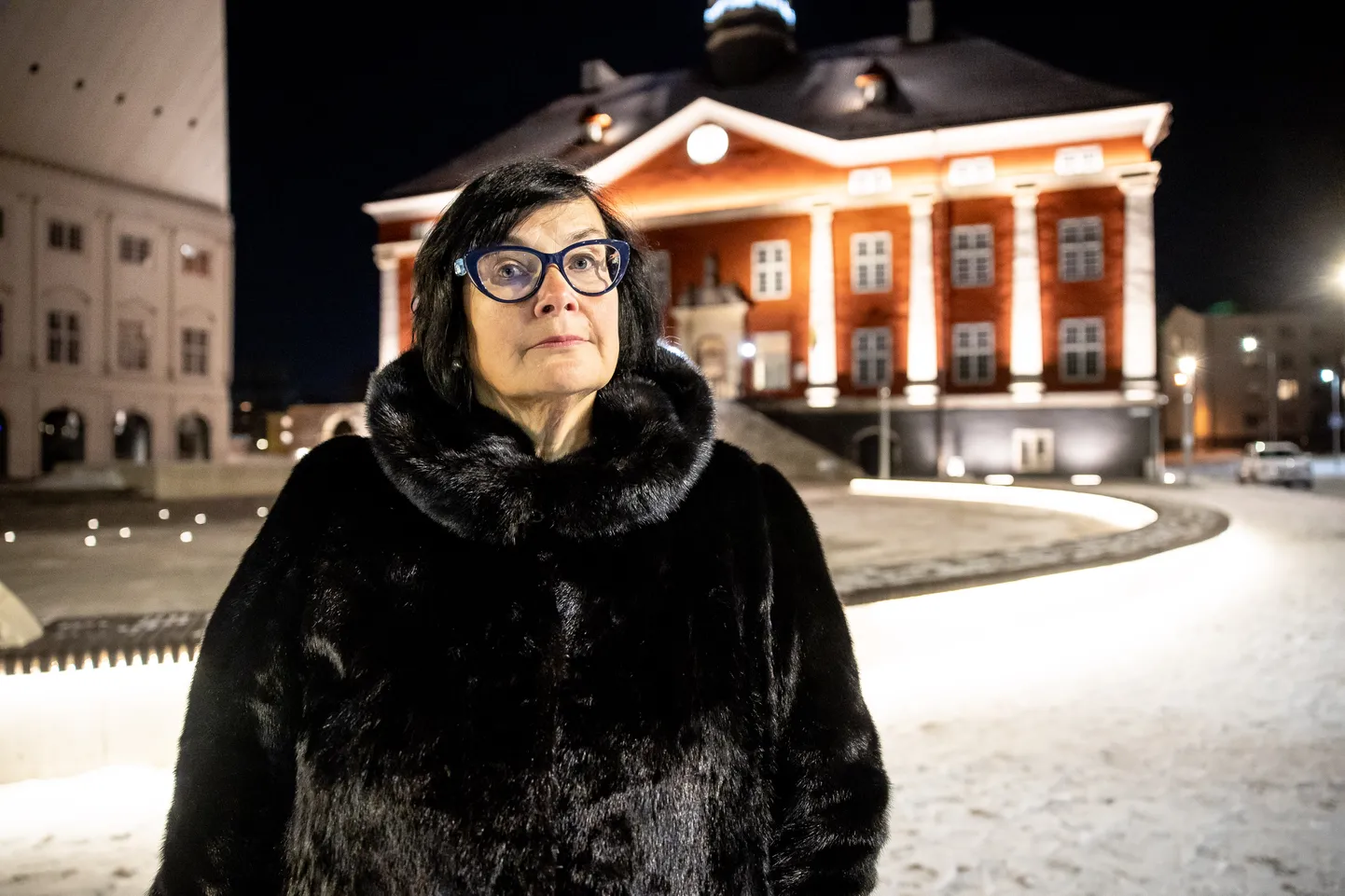 Narva linnapea Katri Raik raekoja ees, 13 tundi enne Vene elektrivõrgust lahti ühendamist.