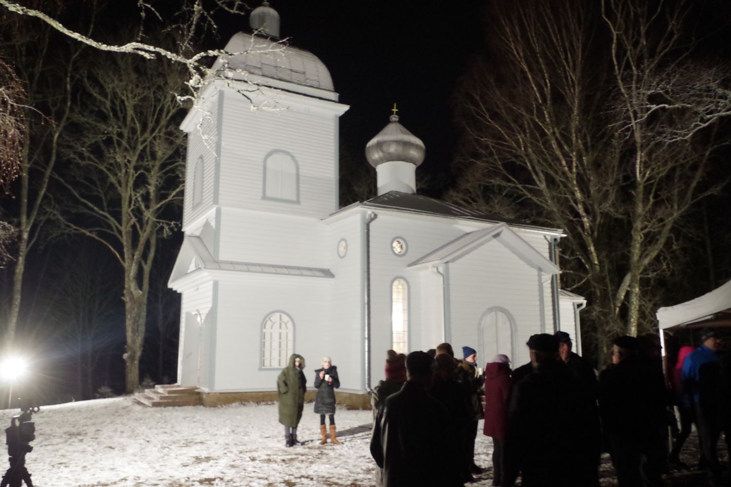 Kohalik rahvas tähistas reede õhtul valgustatud Luhamaa kiriku juures pühakoja remondi lõppu.
