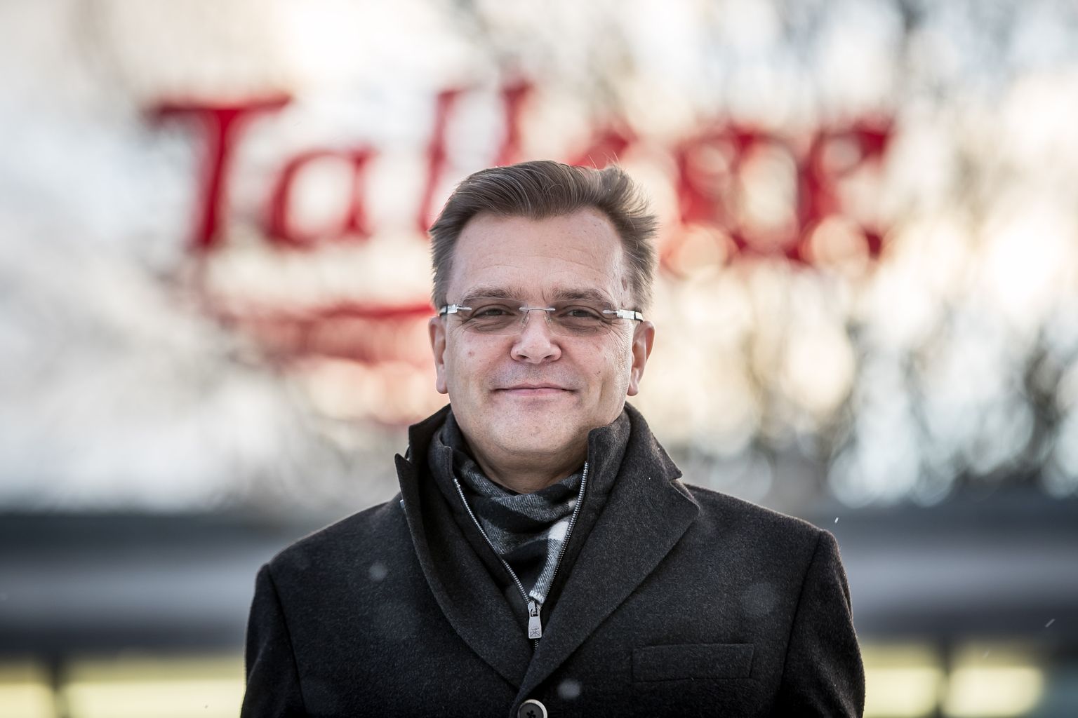 HKScani juht Jari Latvanen eile Loo alevikus kontserni kuuluva Talleggi kontori ees.