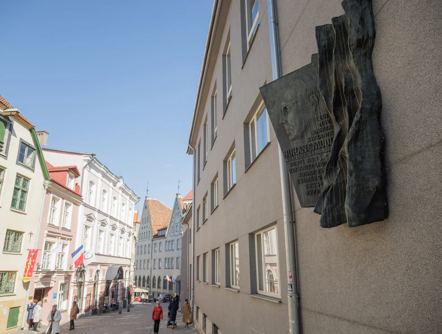 Juhan Smuuli bareljeef Tallinnas kirjanike maja seinal.