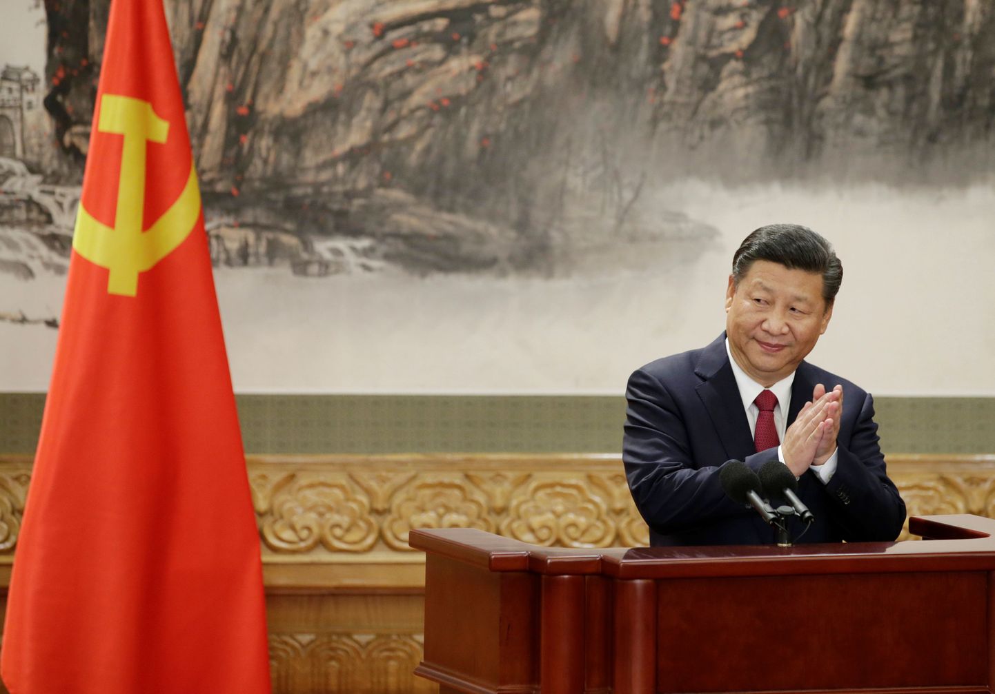 Hiina president Xi Jinping plaksutamas pärast oma kõnet.