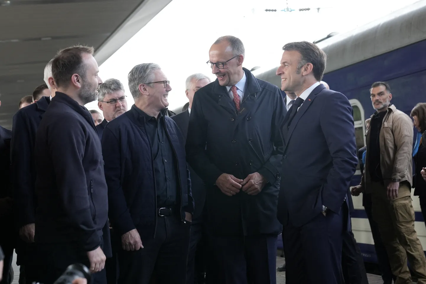 Lielbritānijas premjerministrs Kīrs Stārmers ierodas Kijivā kopā ar Francijas prezidentu Emanuelu Makronu un Vācijas kancleru Frīdrihu Mercu, lai piedalītos sarunās par tā dēvēto "gribētāju koalīciju", 2025. gada 10. maijā.
