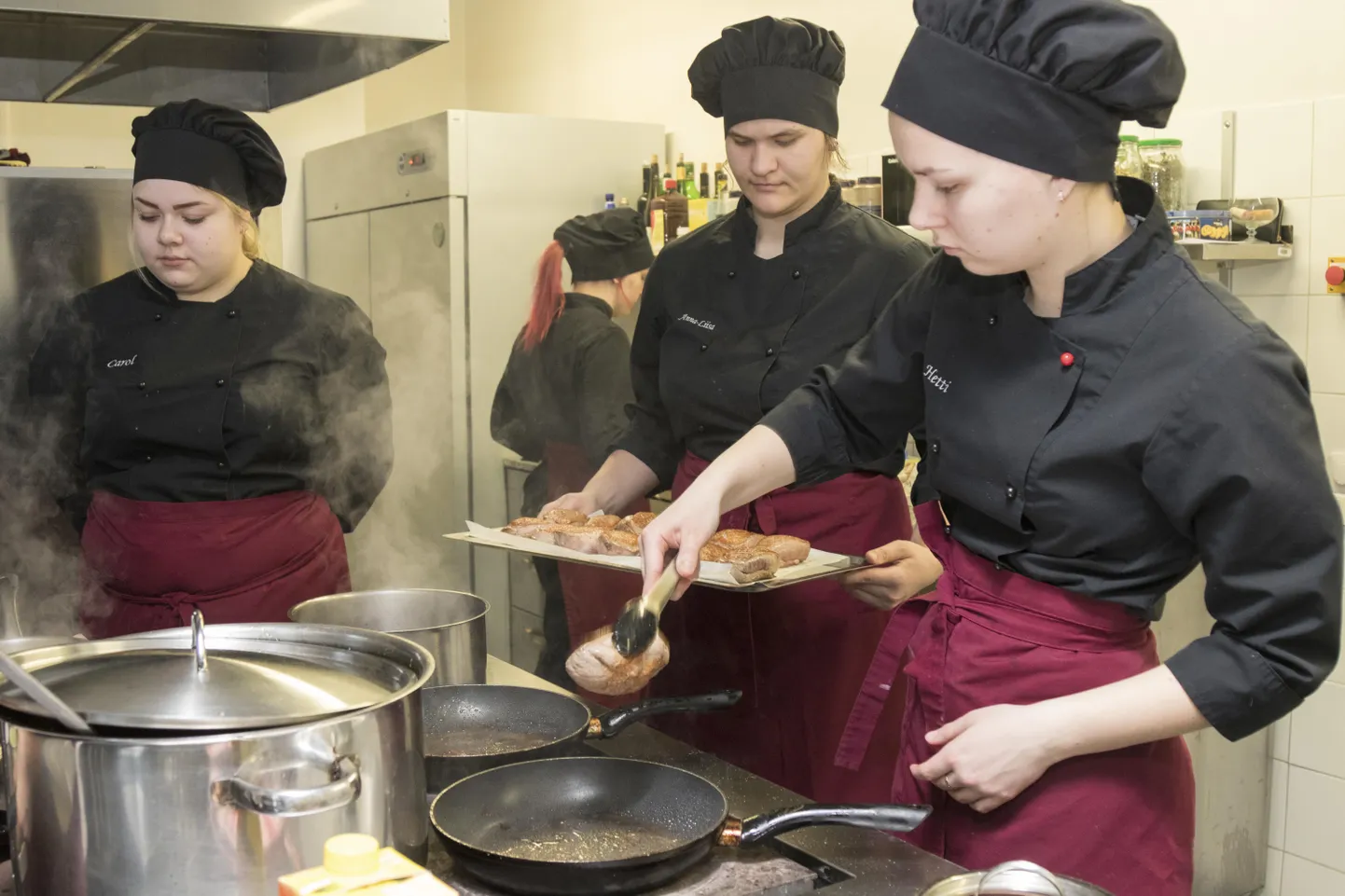 Veel paar minutit enne suursaadiku saabumist käis õpilastel lossiköögis kibekiire töö. Valmimas oli part ning potis auras valge veini kaste.