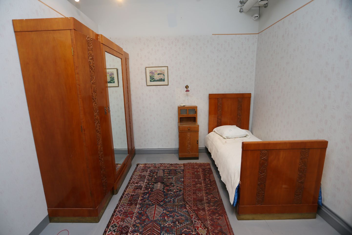Näitusele kujundatud magamistoa mööblikomplekt on valminud tisleritööna Tartus.