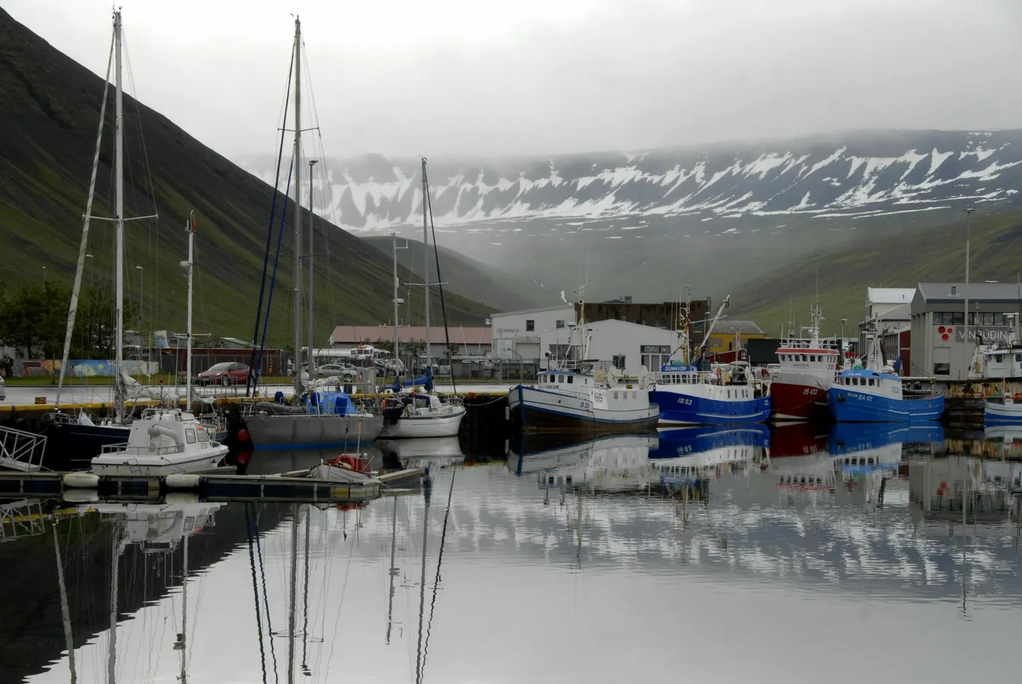 Islandi kalalaevad Isafjörduri linna sadamas.