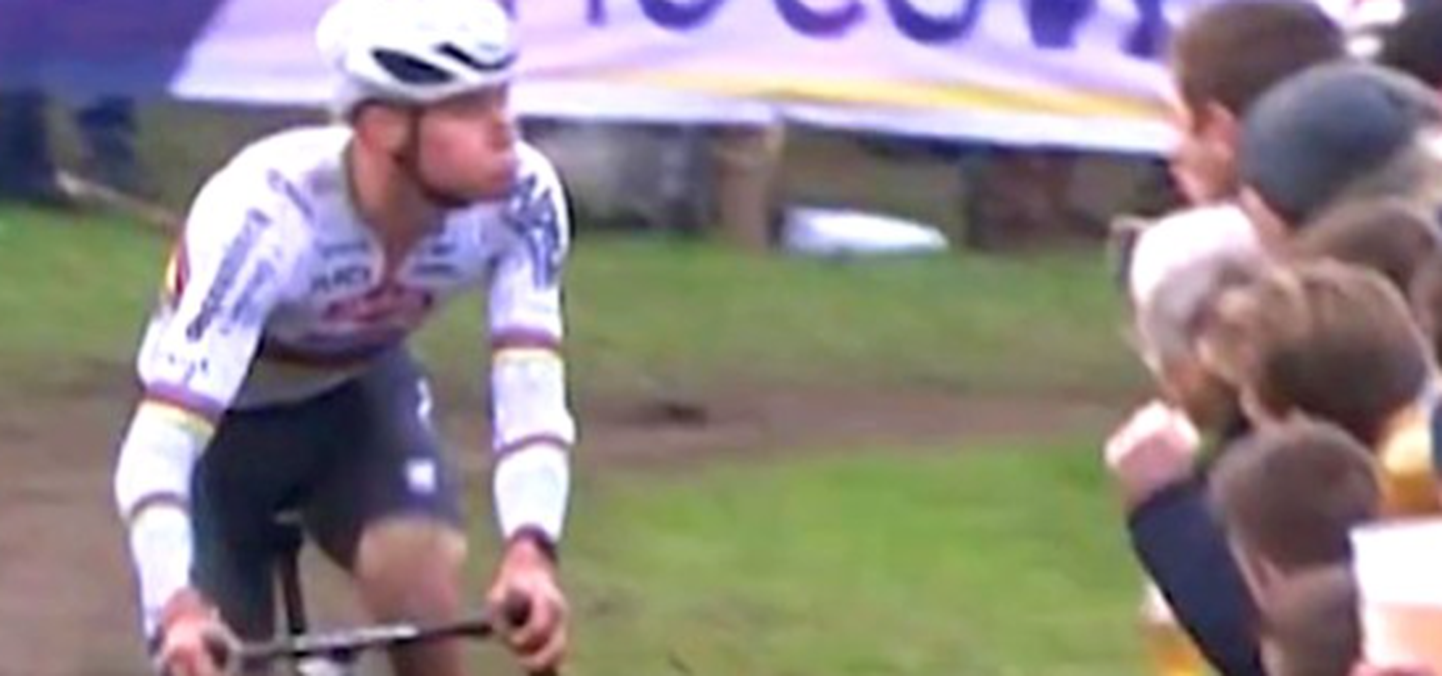 Jalgrattur Mathieu van der Poel sülitas fännide pihta.