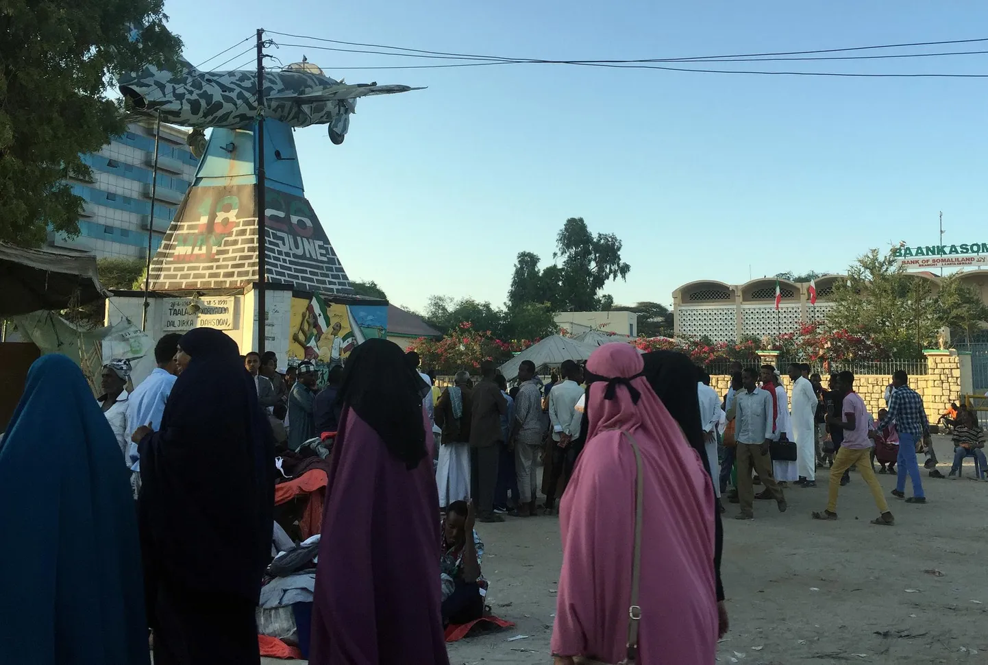 Tüüpiline pilt Hargeisa kesklinnast, tagaplaanil khat’i nooliv meestesumm, esiplaanil moekalt, kuid sündsalt riides somaali naised.