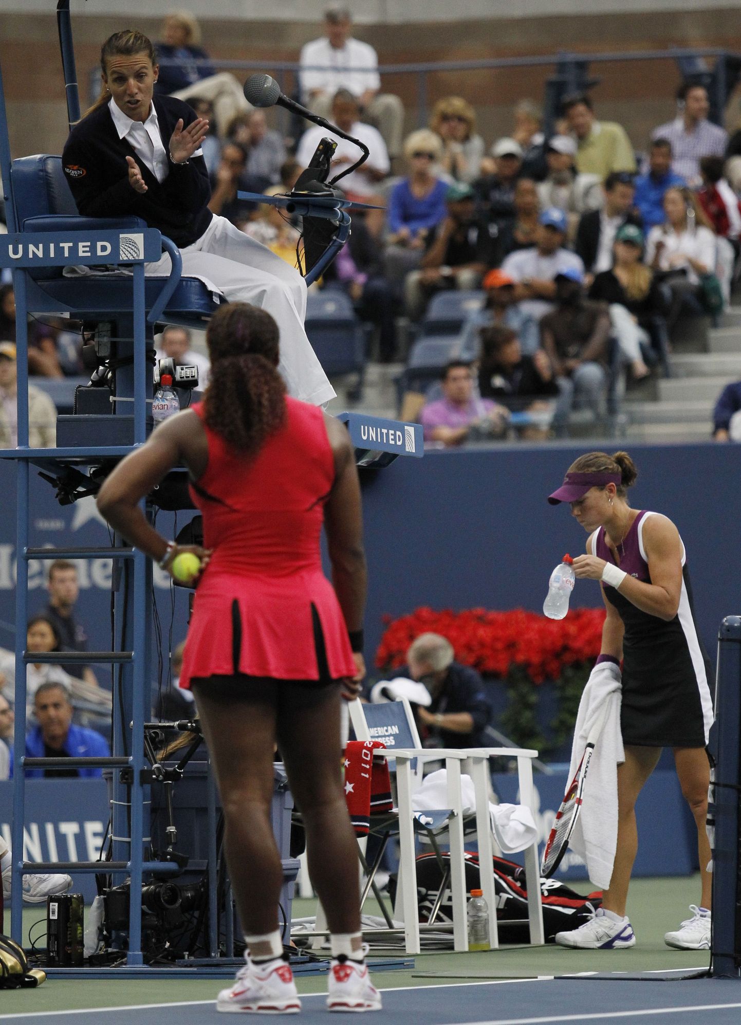 Serena Williams pukikohtunikuga vaidlemas.
