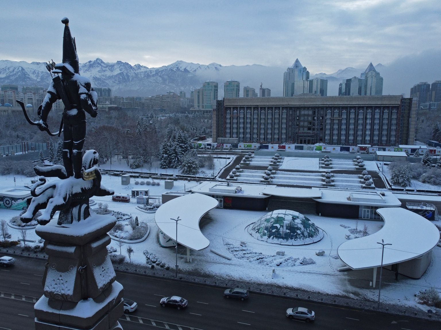 Iseseisvusmonument Kasahstanis Almatõs 17. november 2022.