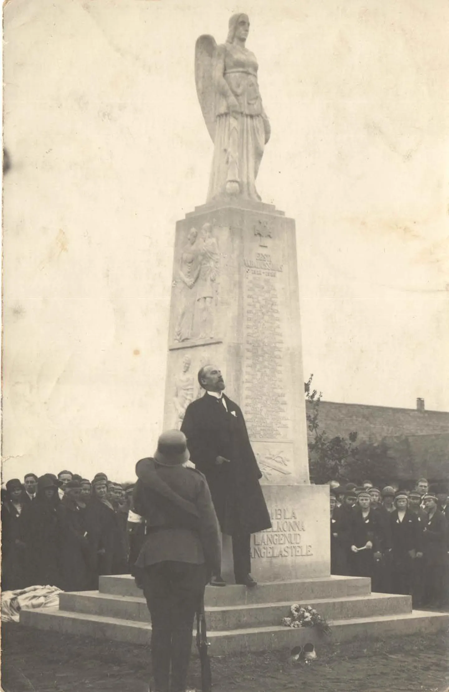 27. septembril 1925 avati Ambla uuel kalmistul mälestussammas Esimeses maailmasõjas ja Vabadussõjas langenud Ambla kihelkonnast pärit sangaritele.  Samba avamisel esines peokõnega Riigikogu esimees Jaan Tõnisson. Kujur Anton Starkopfi loodud mälestusmärgi soklil on tekst «Ambla kihelkonna langenud kangelastele» ning «Ilus on surra isamaa eest».