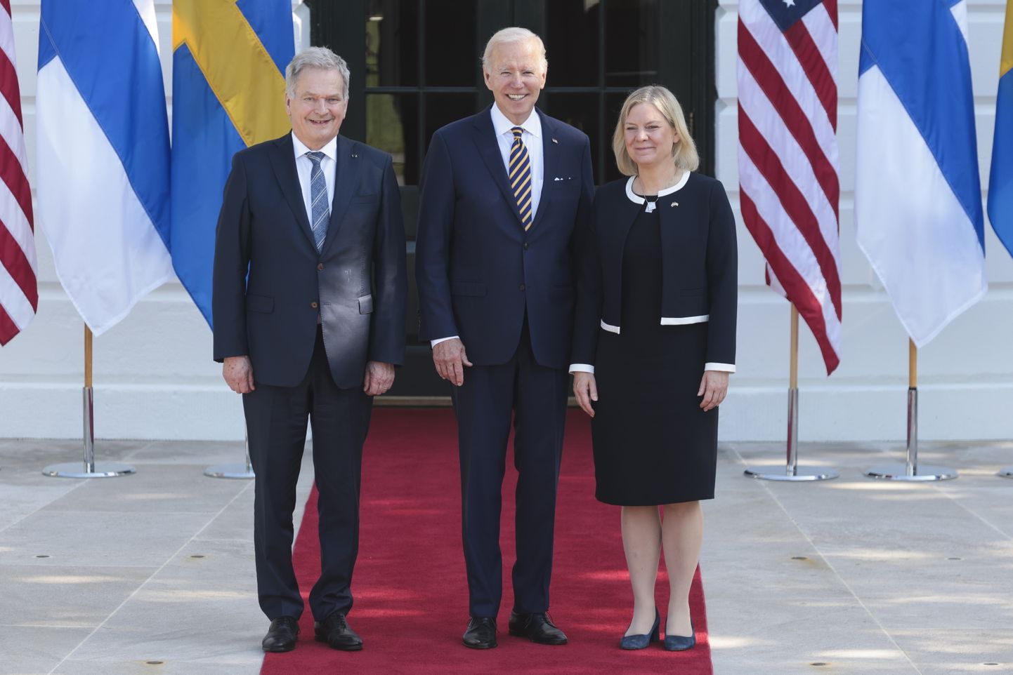 USA president Joe Biden (keskel) tervitab Soome presidenti Sauli Niinistöd ja Rootsi peaministrit Magdalena Anderssoni Washingtonis Valges Majas 19. mai 2022.