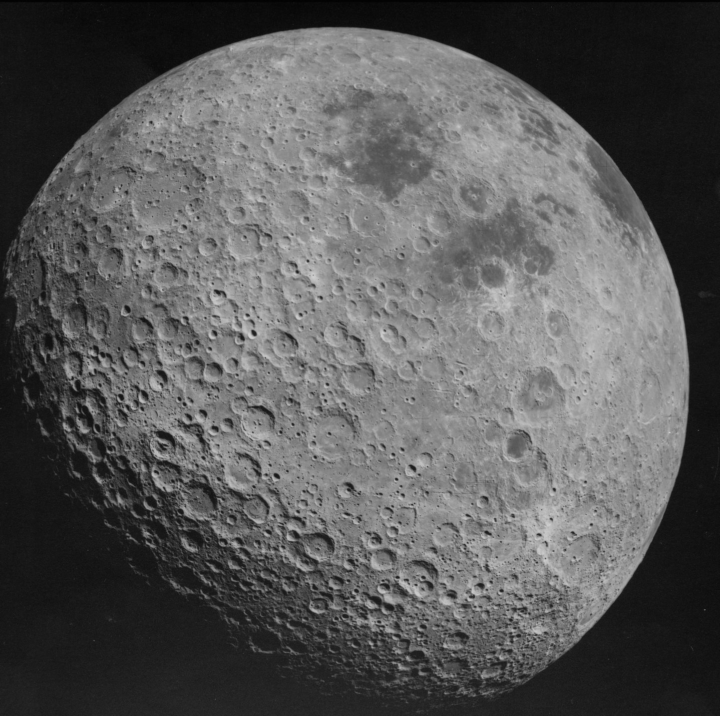 Apollo 16 astronautide tehtud foto Kuu tagaküljest, millel on paista ka meile muidu mitte nähtavad meteoriidikraatrid.