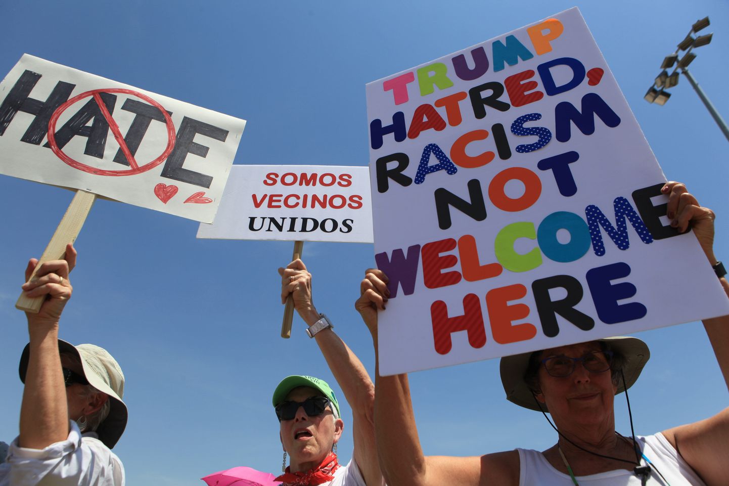 Presidenti ootasid El Pasos protestijad, kelle plakatitelt võis lugeda, et Donald Trump, vihkamine ja rassism pole linnas teretulnud.