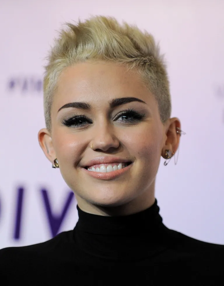 Miley Cyrus arrives at VH1 Divas on Sunday, Dec. 16, 2012, at the Shrine Auditorium in Los Angeles. (Photo by Jordan Strauss/Invision/AP) / SCANPIX Code: 436 Майли Сайрус