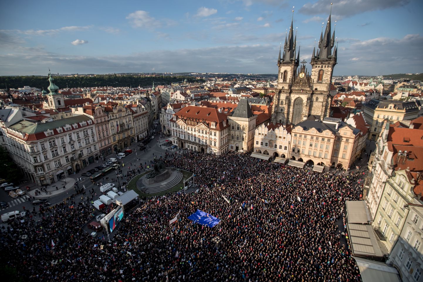 Tuhanded inimesed avaldasid 6. mail Praha kesklinnas meelt valitsusjuhi ja uue justiitsministri vastu.