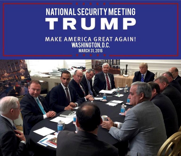 Donald Trumpi sotsiaalmeediakanalites avaldatud pilt kampaania raames toimunud julgeolualasest kohtumisest. Pildil on näha, et George Papadopoulos (vasakult kolmas) osales kohtumisel.
