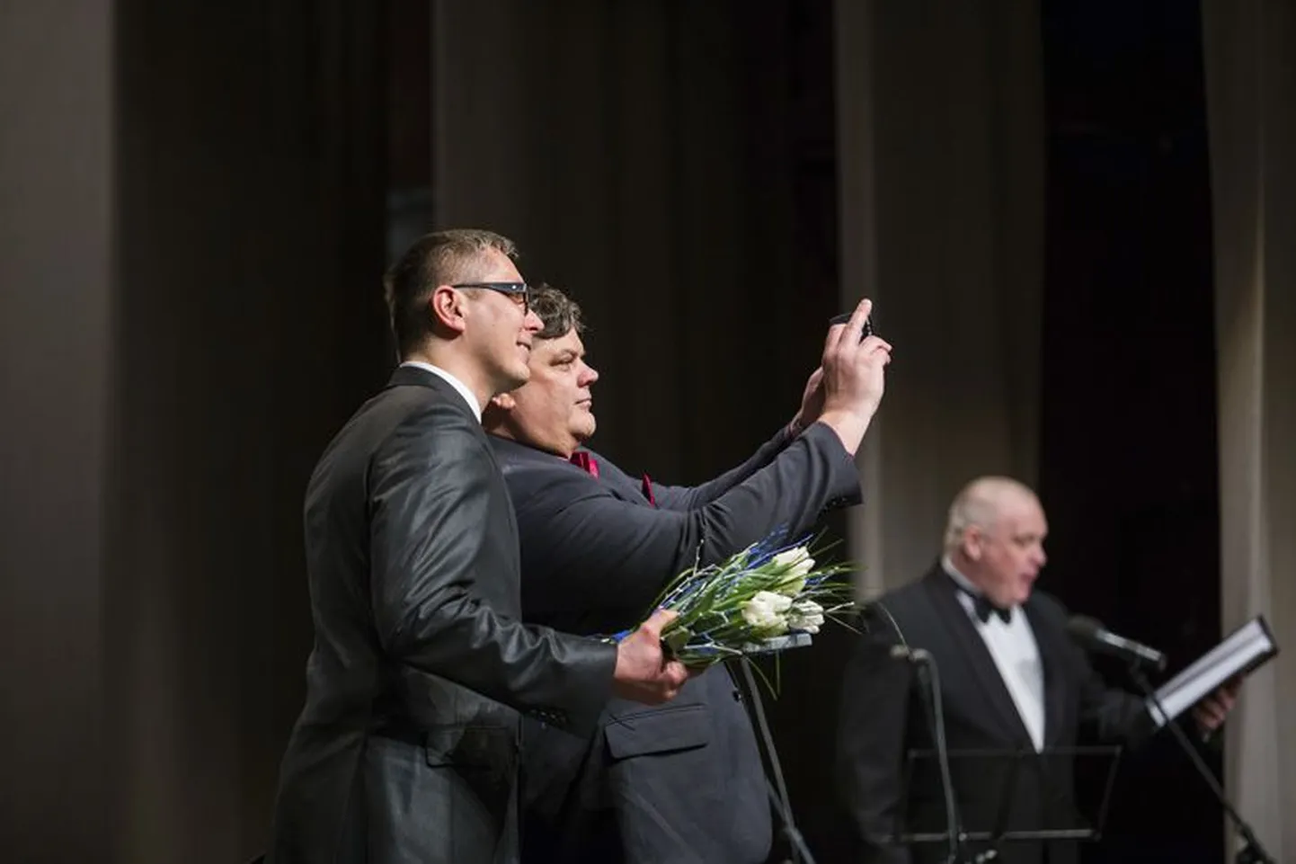 Kuldse vapimärgi saanud Virumaa Teataja pea­toimetaja Aarne Mäe oli ­tänulik märkamise eest ja tegi suure tunnustuse ­puhul laval koos Marko Tormiga selfie.