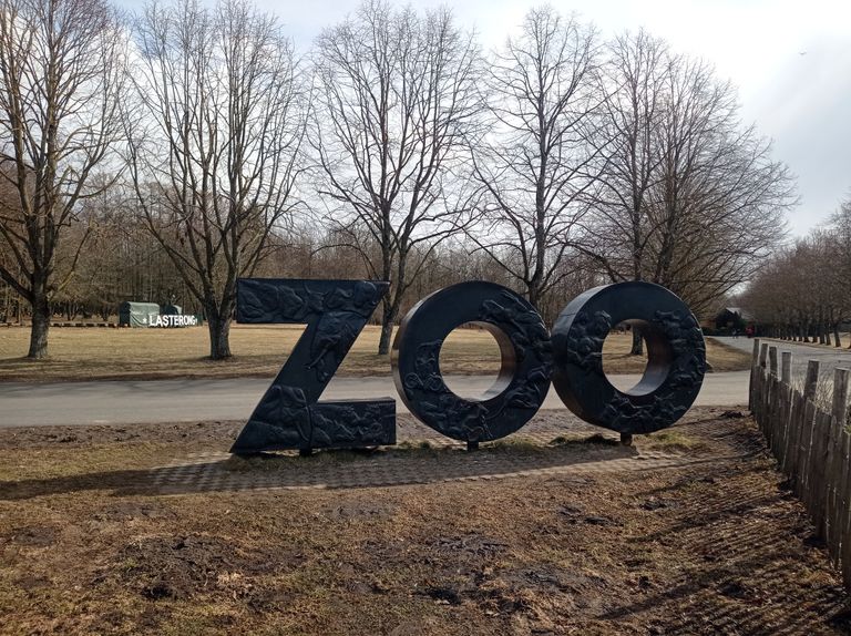 Скульптура в Таллиннском зоопарке.