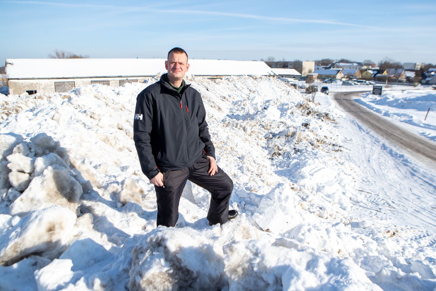 KOLME PÄEVA TÖÖ PÕDUSTE ÄÄRES: Marek Koppel kinnitab, et lumi veetakse 
esmajoones ära neist paigust, kus see liiklust kõige rohkem häirib.