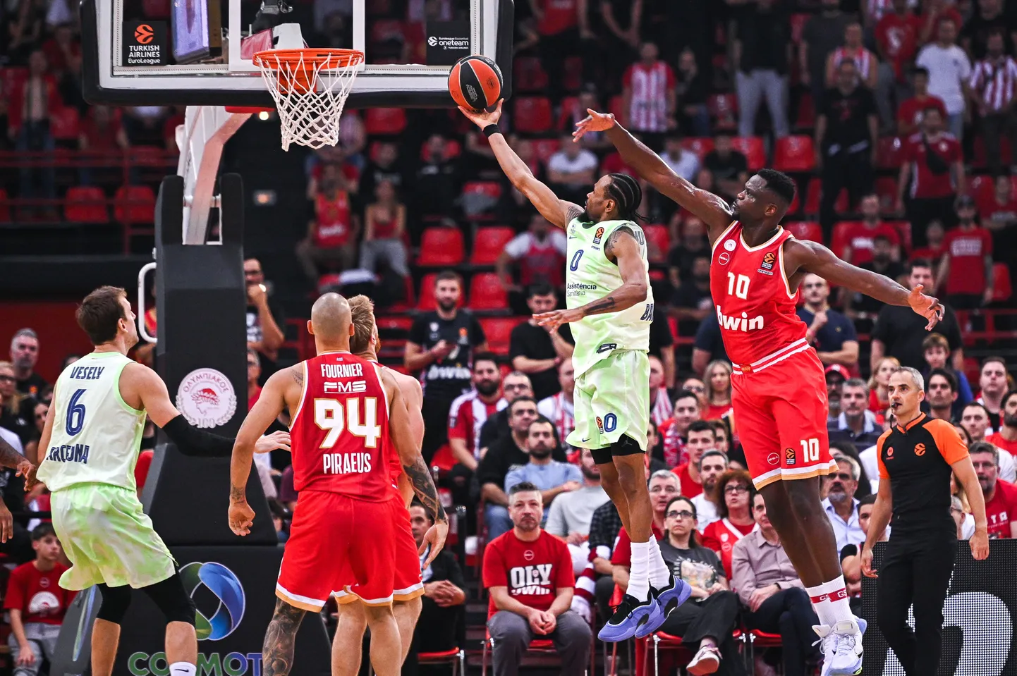 Neljapäeval toimunud Olympiacose ja Barcelona kohtumine. Pildil Kevin Punter (palliga) ja Moustapha Fall (paremal).
