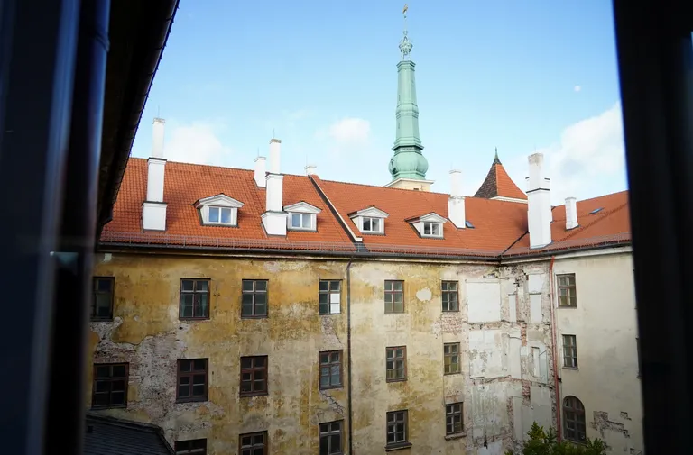 Skats uz Rīgas pils iekšpagalmu no atjaunotā Latvijas Nacionālā vēstures muzeja telpām.