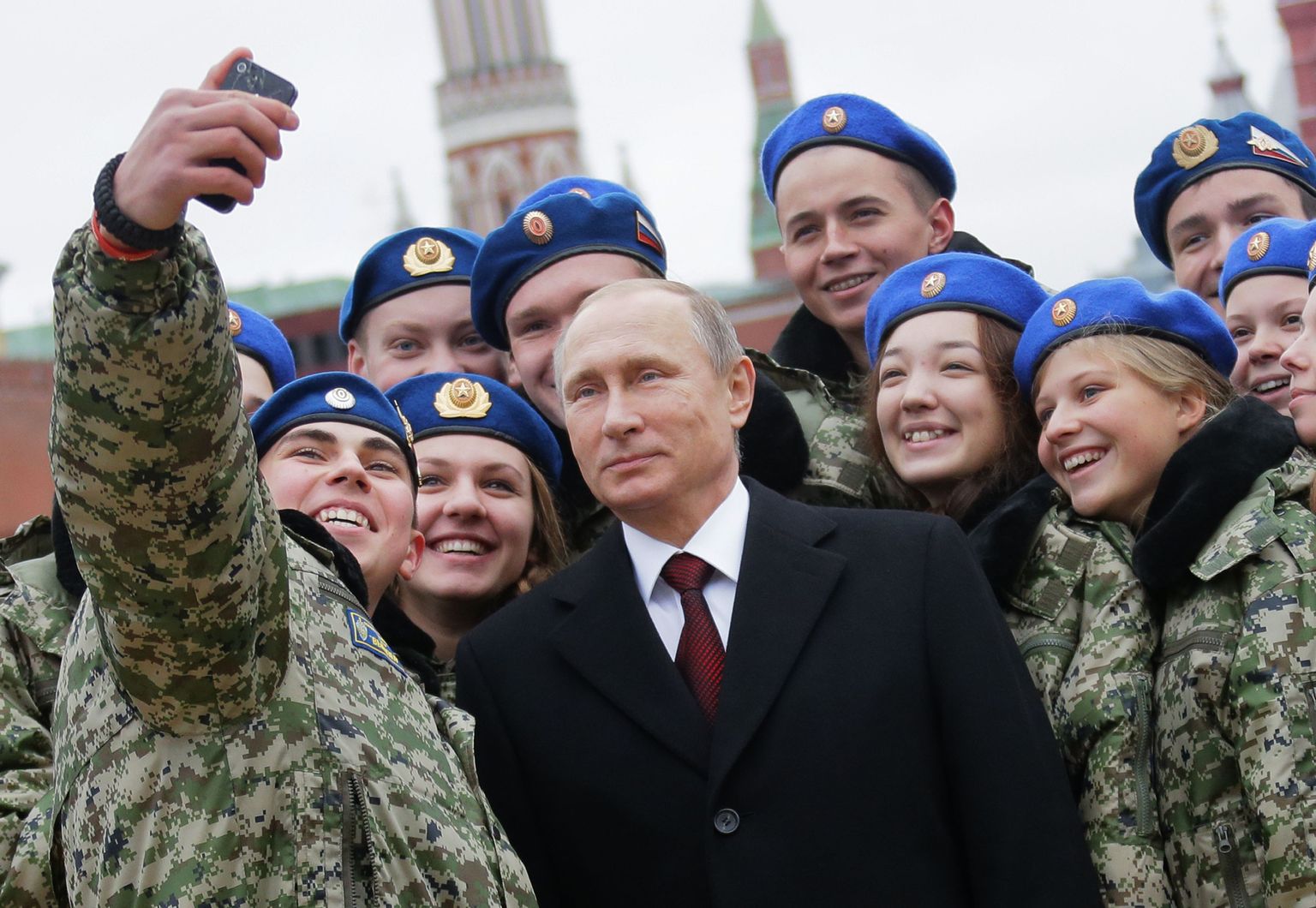 Eriteenistuste huvi korral võib edaspidi Venemaa presidendiga tehtud selfi jõuda nende lauale.