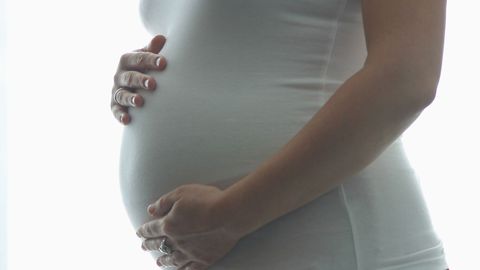 Пьяная беременная женщина заснула у магазина, после приезда скорой начались роды