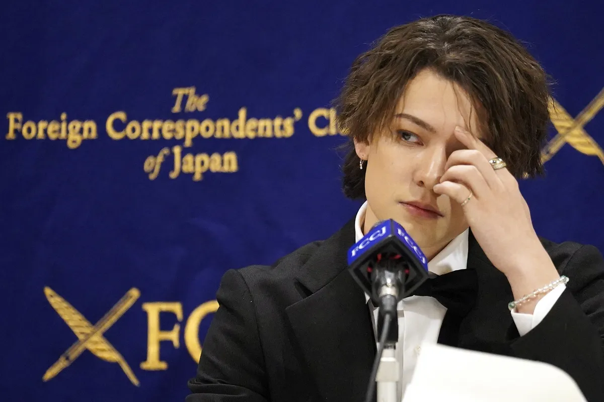 Jaapani popartist Kauan Okamoto 12. aprillil 2023 toimunud pressikonverentsil, kus ta süüdistas avalikult talendiguru Johnny Kitagawat