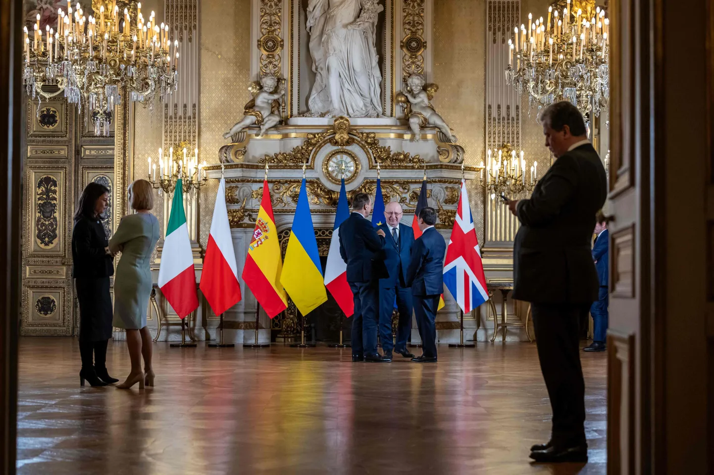 Министр иностранных дел Германии Анналена Бербок (слева) беседует с верховным представителем по иностранным делам и политике безопасности, вице-президентом Европейской комиссии Кайей Каллас (вторая слева).