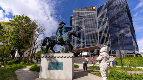 Misogüünia või maitseküsimus? Tallinna uue feministliku ratsamonumendi ümber keeb avalik debatt