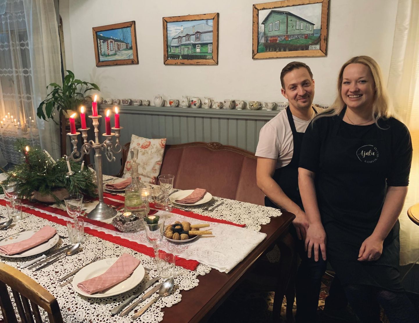 Tarmo ja Kaia Kaugeranna kohvikus on lauad jõuluehtesse sätitud. Kõik vanad nõud pärinevad pere mahukast nõudekogust, millest osa on söögikohas pidevas kasutuses.