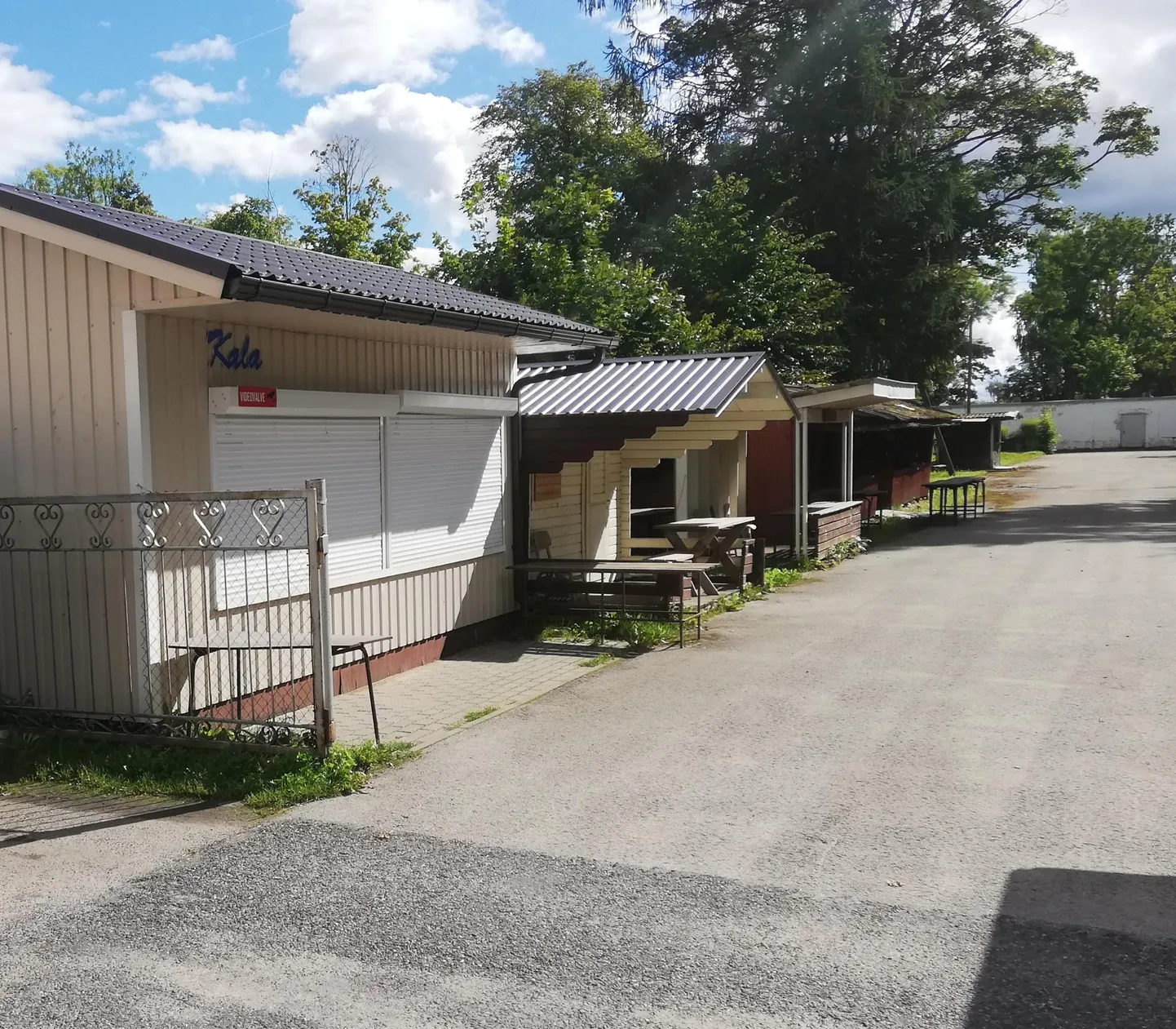 Reedel kella 12 paiku, tegelikult väga magusal kauplemisajal, valitses turul täielik vaikus.