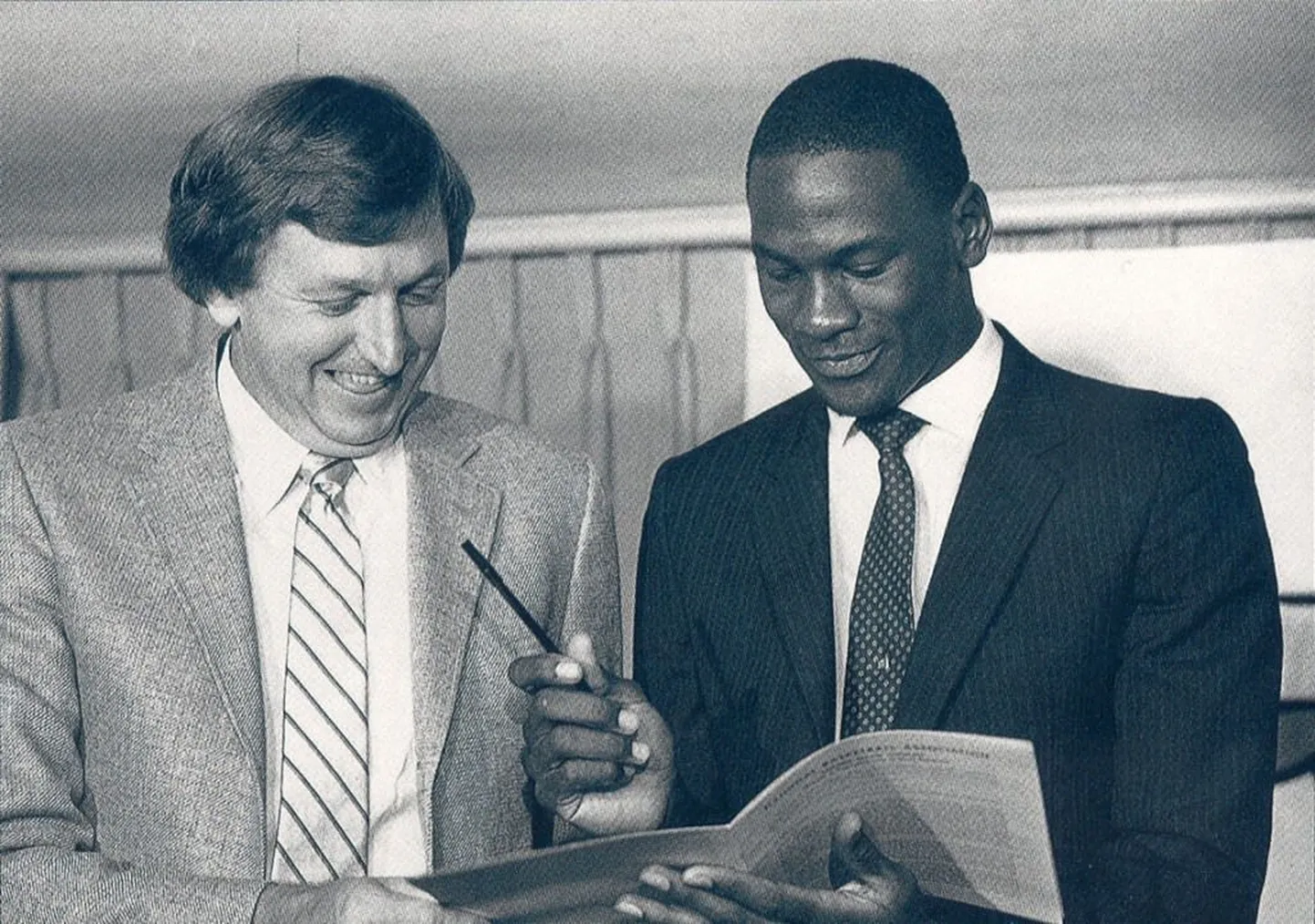 Michael Jordan allkirjastamas 12. septembril 1984. aastal lepingut Chicago Bullsiga.