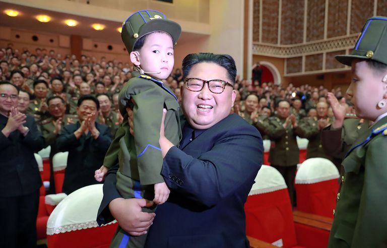 Kim Jong-un 3. juunil 2019 sõjaväelaste abikaasade tantsuetendusel