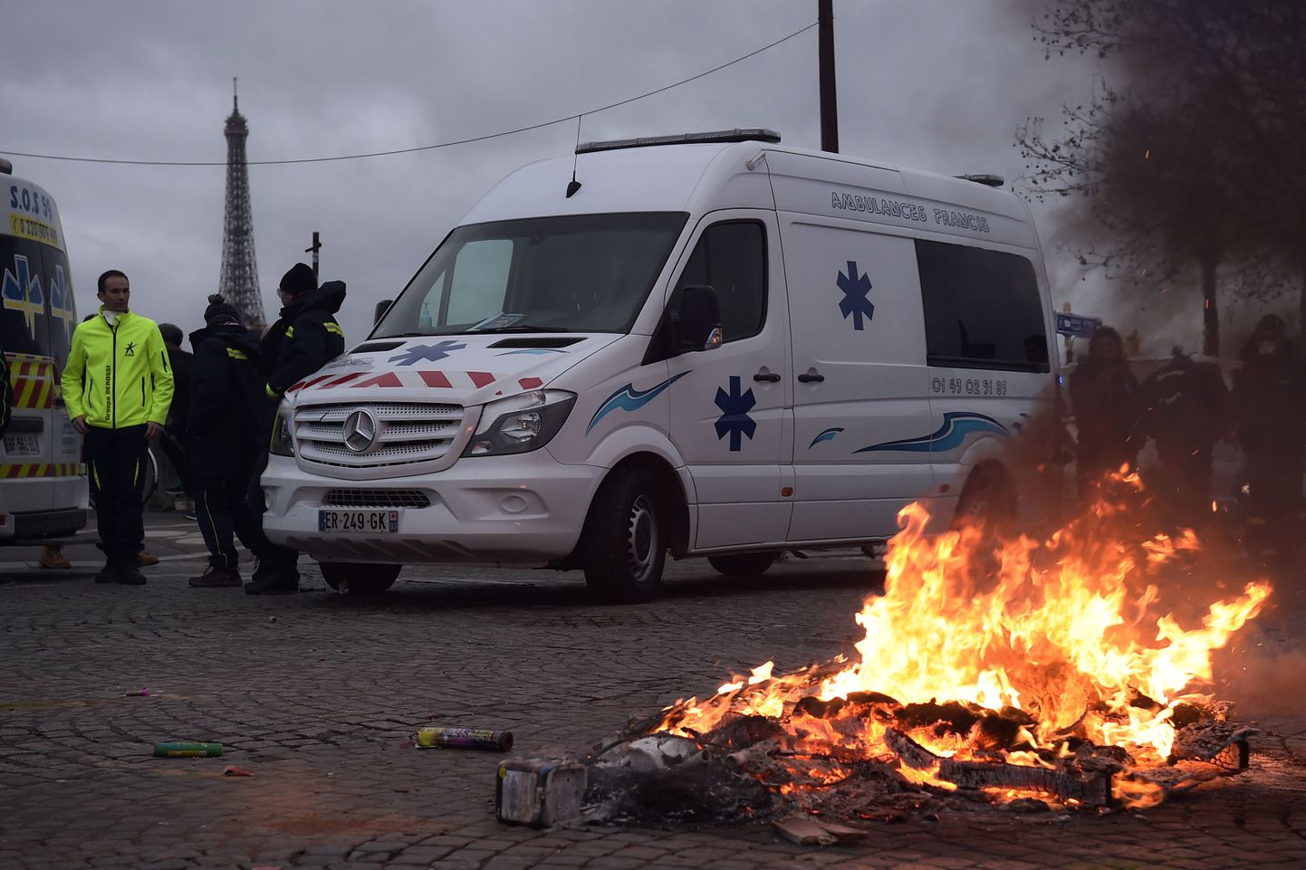 Francijā protestos piedalās arī neatliekamās palīdzības dienests