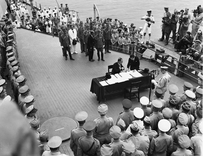 Jaapani esindajad kirjutavad 2. septembril 1945 USA laeval USS Missouri alla kapitulatsiooniaktile
