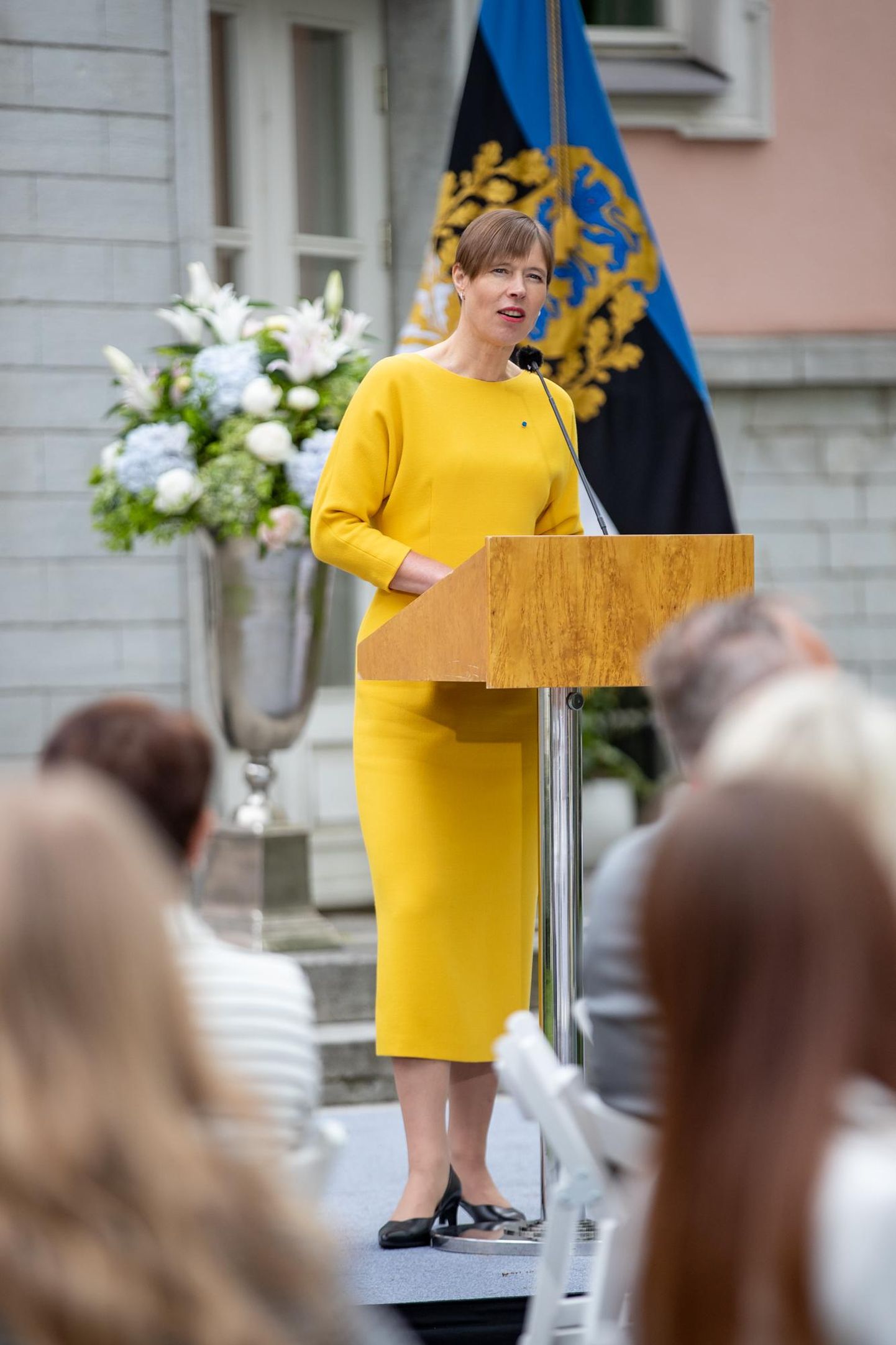 President Kaljulaid andis presidendi kantselei roosiaias üle "Lastega ja lastele" auhinnad, tunnustades laste ja noorte heaks panustajaid.