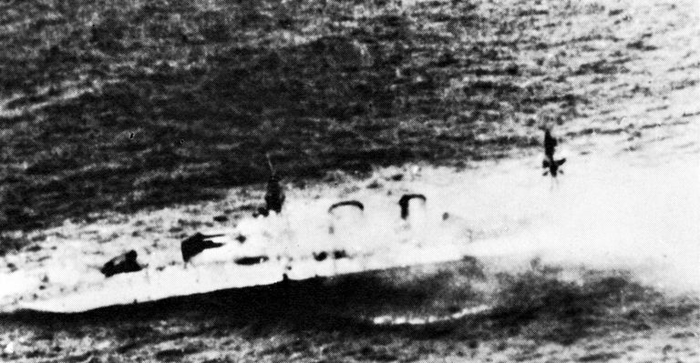Jaava mere lahingus kannatada saanud Hollandi sõjalaeva De Ruyter uppumine / Scanpix