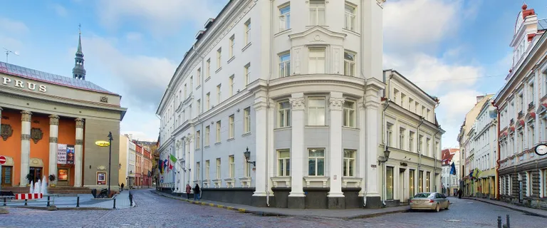 Esiplaanil paremal asub hoone Vana-Posti 11, selle alla jääb ka Rosenbergi lapsepõlvekodu.