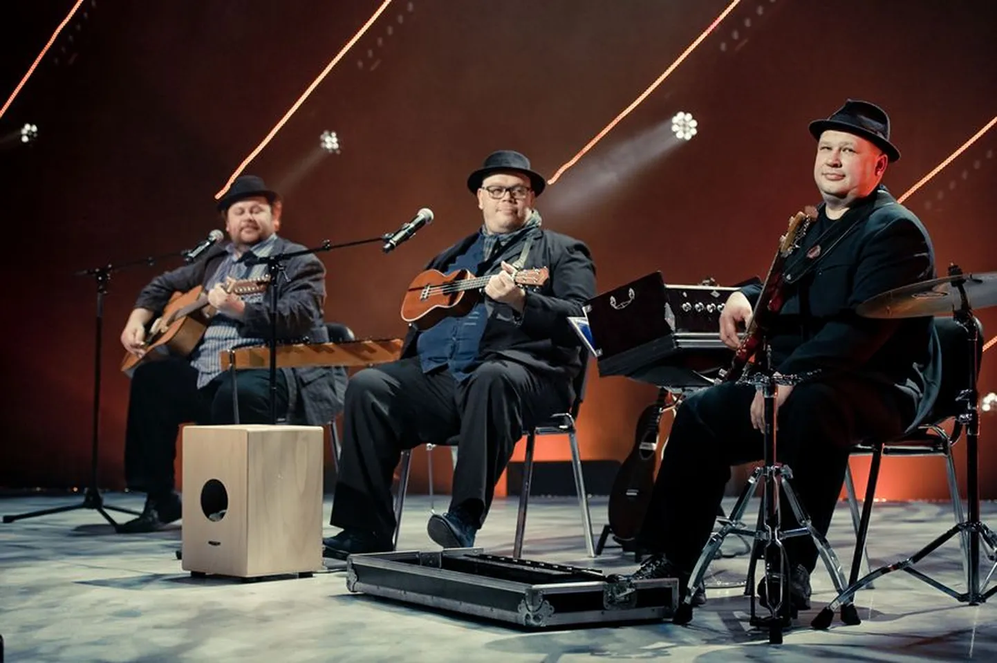 ETV salvestas Eesti Laulu poolfinaalide otsesaadetes kõlavate võistluslugude videopildid. Ansambel Kõrsikud.