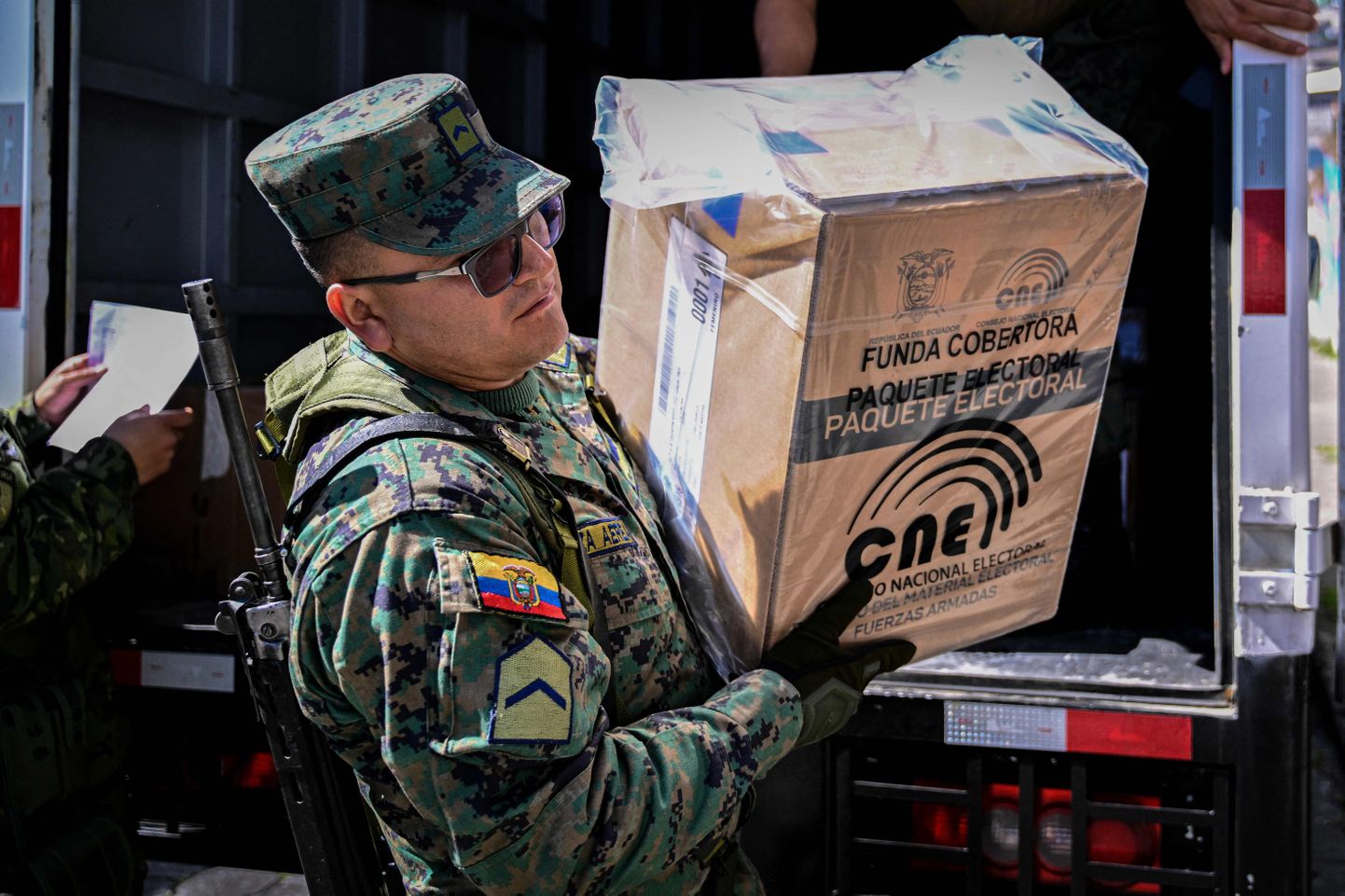 Ecuadori relvajõud aitavad turvata eelseisvaid presidendivalimisi ja abistavad valimismaterjalide jaoskondadesse jagamisel.