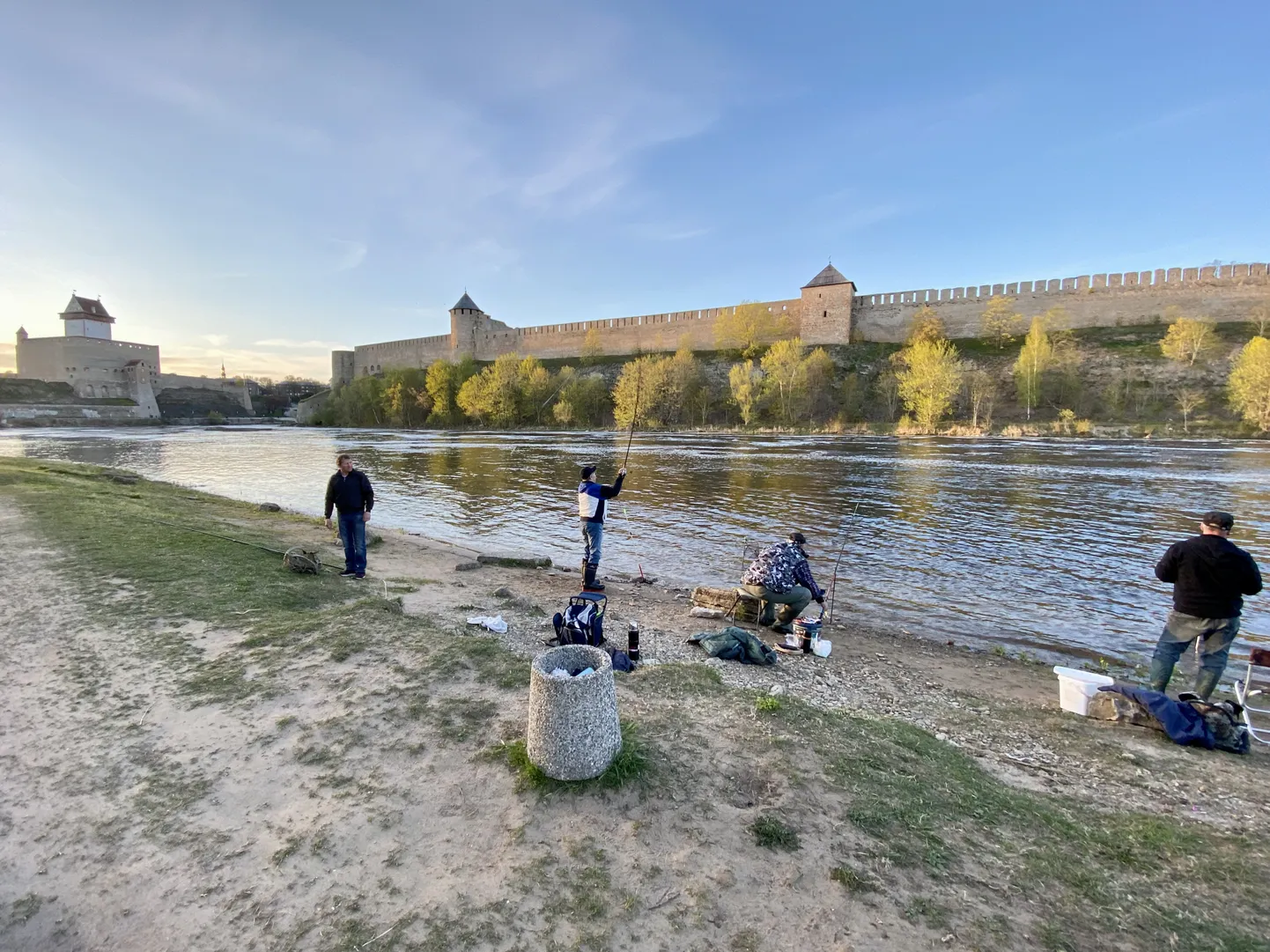 Piirijõgi ja kaks piirilinnust.