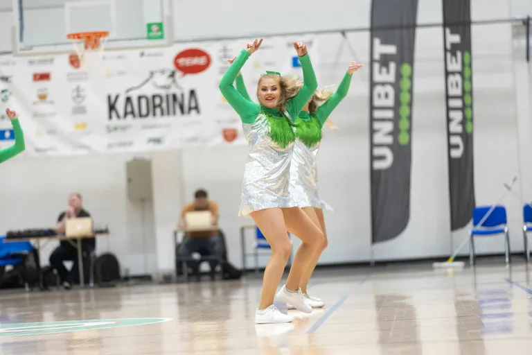Helena Mägi on Kadrina Karude tantsutüdrukute hing. Kõik tantsusammud, mida platsil näha võib, algavad kodus peegli ees.