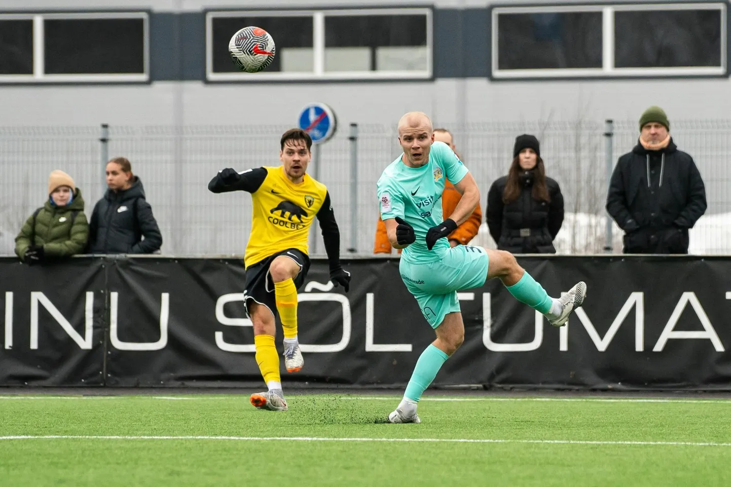 Kevin Aloe (vasakul) saab uuel hooajal kaitseliinis partneriks Siim Aeru, kes kandis mullu FC Kuressaare vormi.