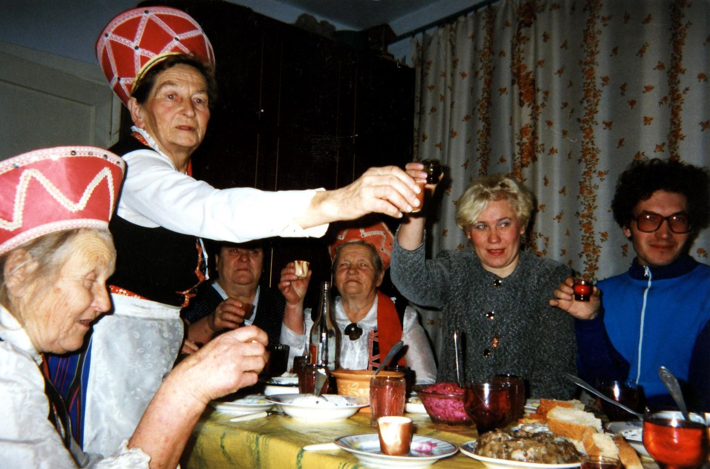 Tsvetnopolje (Omski oblast) eestlased pidulauas u 1997. aastal. Toosti ütleb Linda Tsirk. FOTO: Astrid Tuisk
