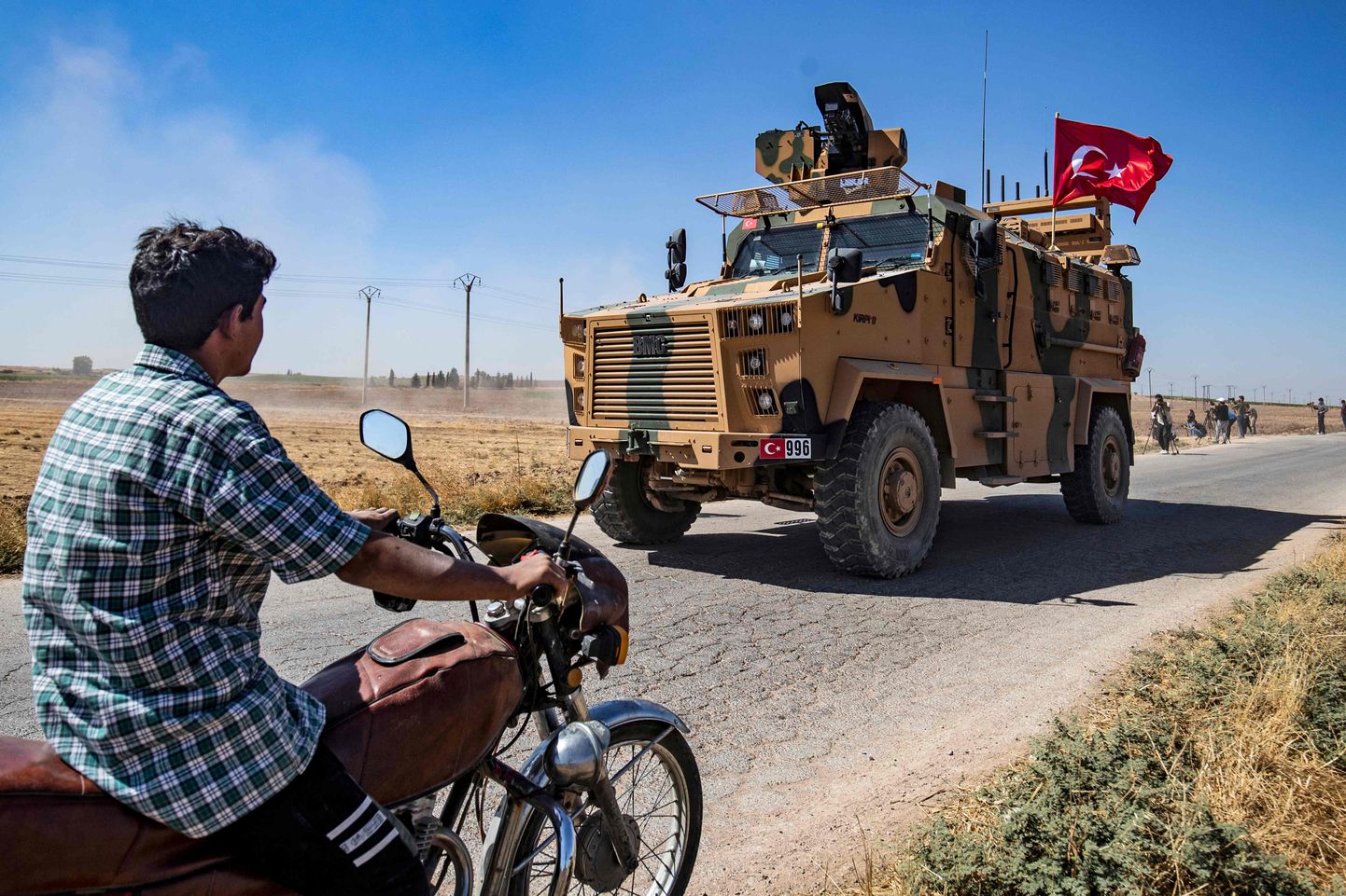 Türgi sõjaväesõiduk USA militaarkolonnis võtmas osa ühispatrullist Süüria küla Al-Hašišas Türgi piiri lähedal 24. septembril 2019. USA ja Türgi alustasid ühispatrulle Kirde-Süürias, et leevendada pingeid Ankara ja USA toetatud kurdi vägede vahel.