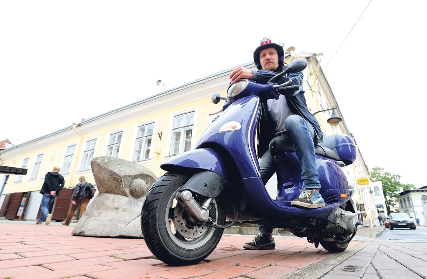 Veiko Raime ja tema Vespa. Mõlemad on tõestanud, et rolleriga saab läbida päris suuri vahemaid.