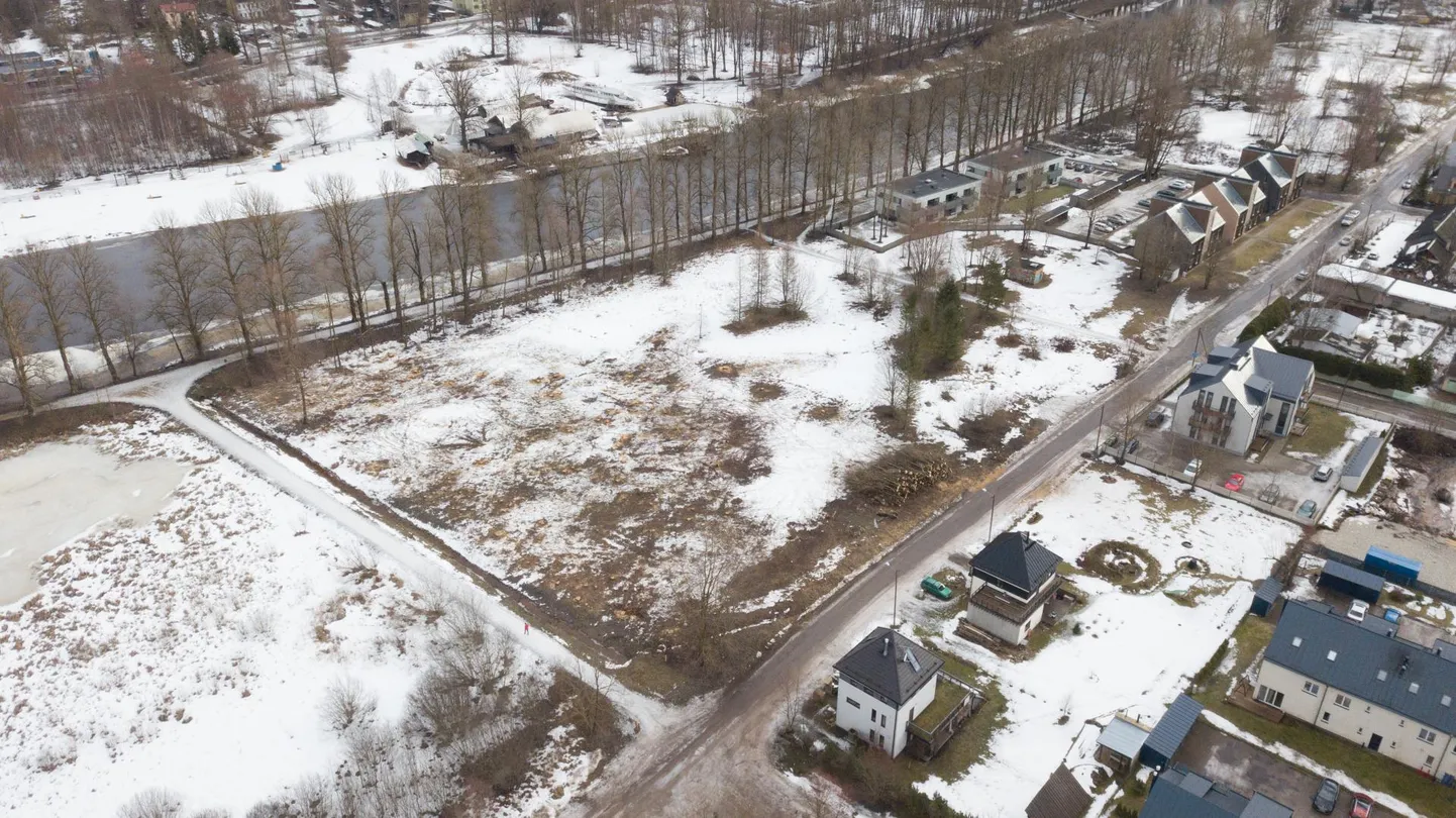 Emajõe ja Oa tänava vahel oleval alal, mis linna poolt vaadates lõpeb jõe äärde viiva tee ja Supilinna kraaviga, lasi Vallikraavi Kinnisvara maha võtta võsa ja puud, et kevadel alustada seal uute kortermajade ehitust.