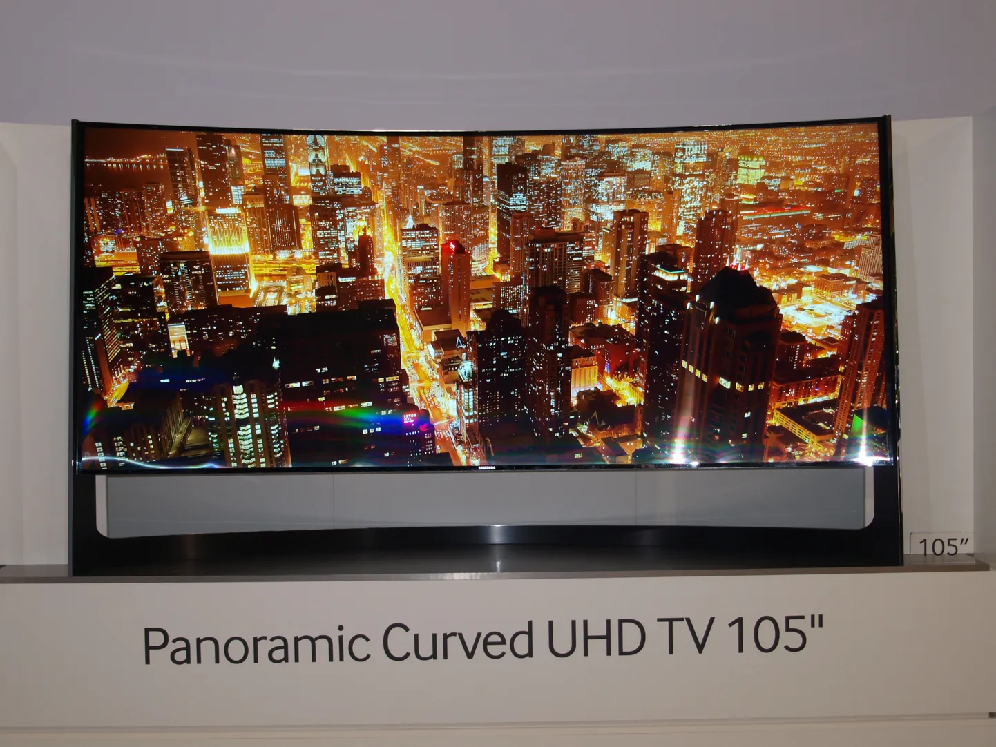 Samsungi nõgus 105-tollise ekraaniga Ultra-HD teler