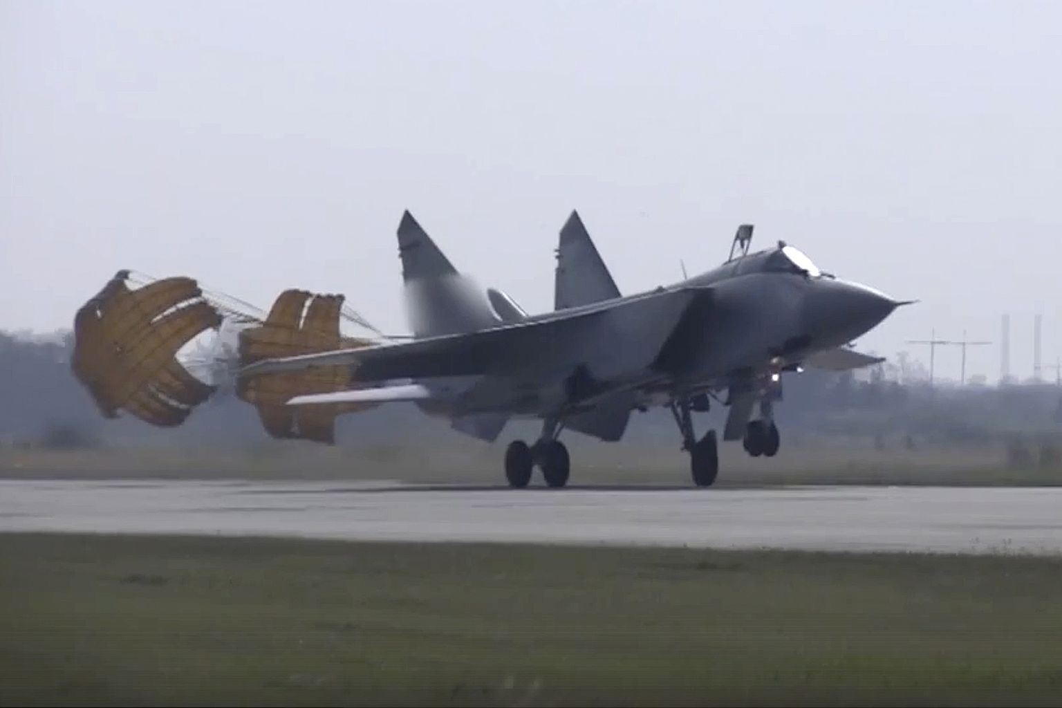 Hüperhelirakettidega Kinžall relvastatud sõjalennuk MiG-31 maandumas täna Kaliningradis.